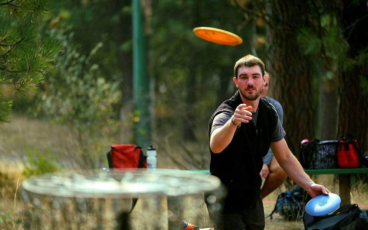 A man playing disc golf.