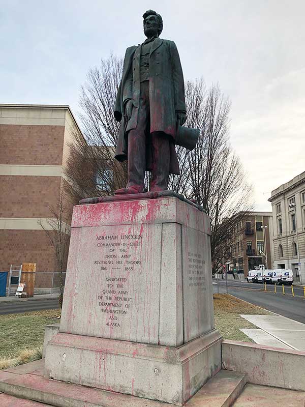 Vandanlized Lincoln Statue